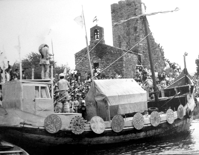 RV-44 Barco Vikingo de Emilio atracado nas Torres